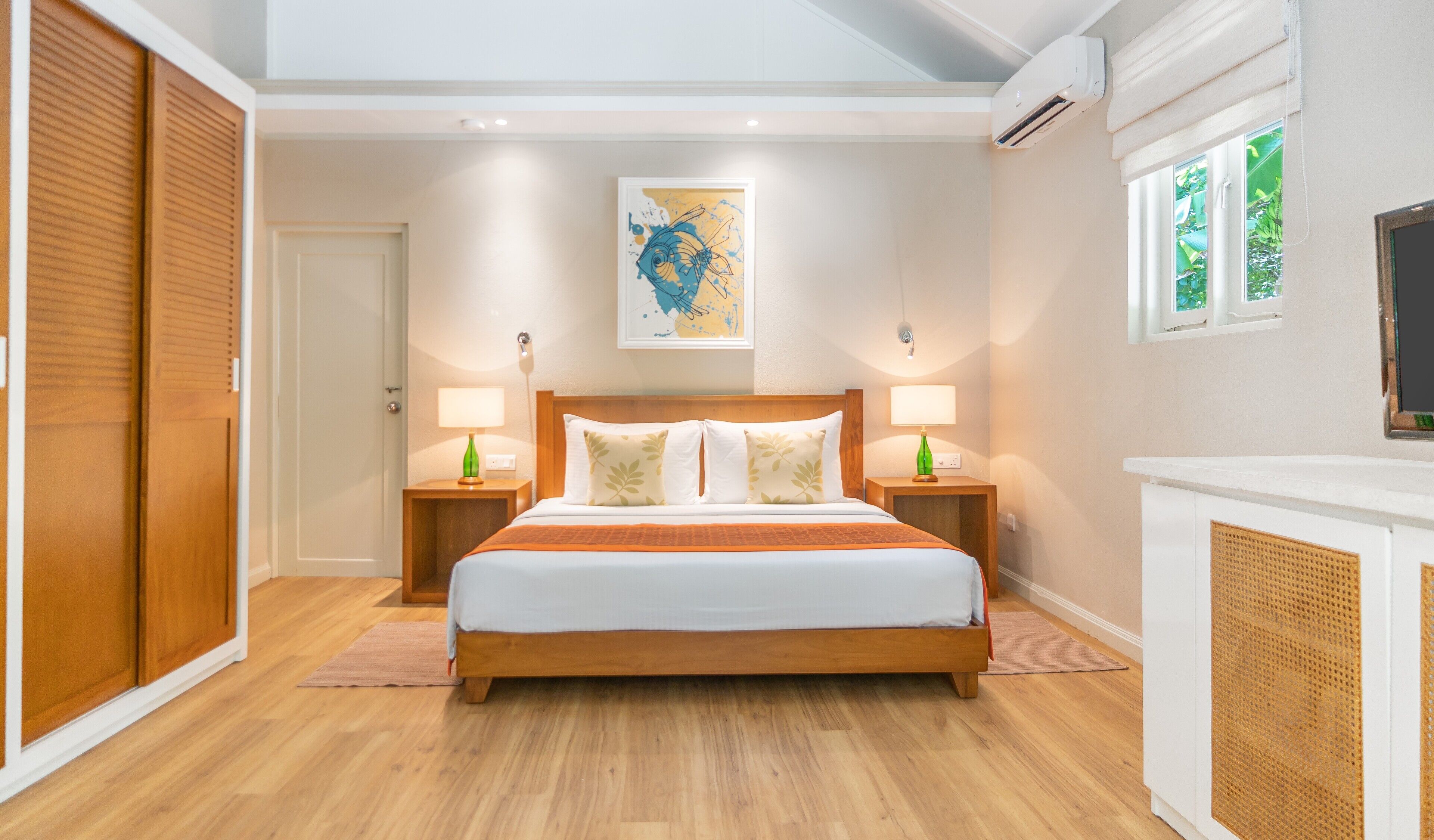 standard room-garden view | minibar, in-room safe, desk, laptop workspace