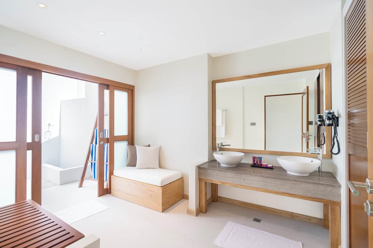 water bungalow | bathroom | shower, eco-friendly toiletries, hair dryer, towels