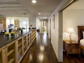 Premium bedding, in-room safe, iron/ironing board, free WiFi - Grand Eastonian Hotel & Suites (Easton)