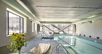 Grand Eastonian Hotel & Suites