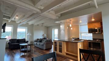 Queen Suite with Balcony | Ropa de cama de alta calidad y caja de seguridad en la habitación