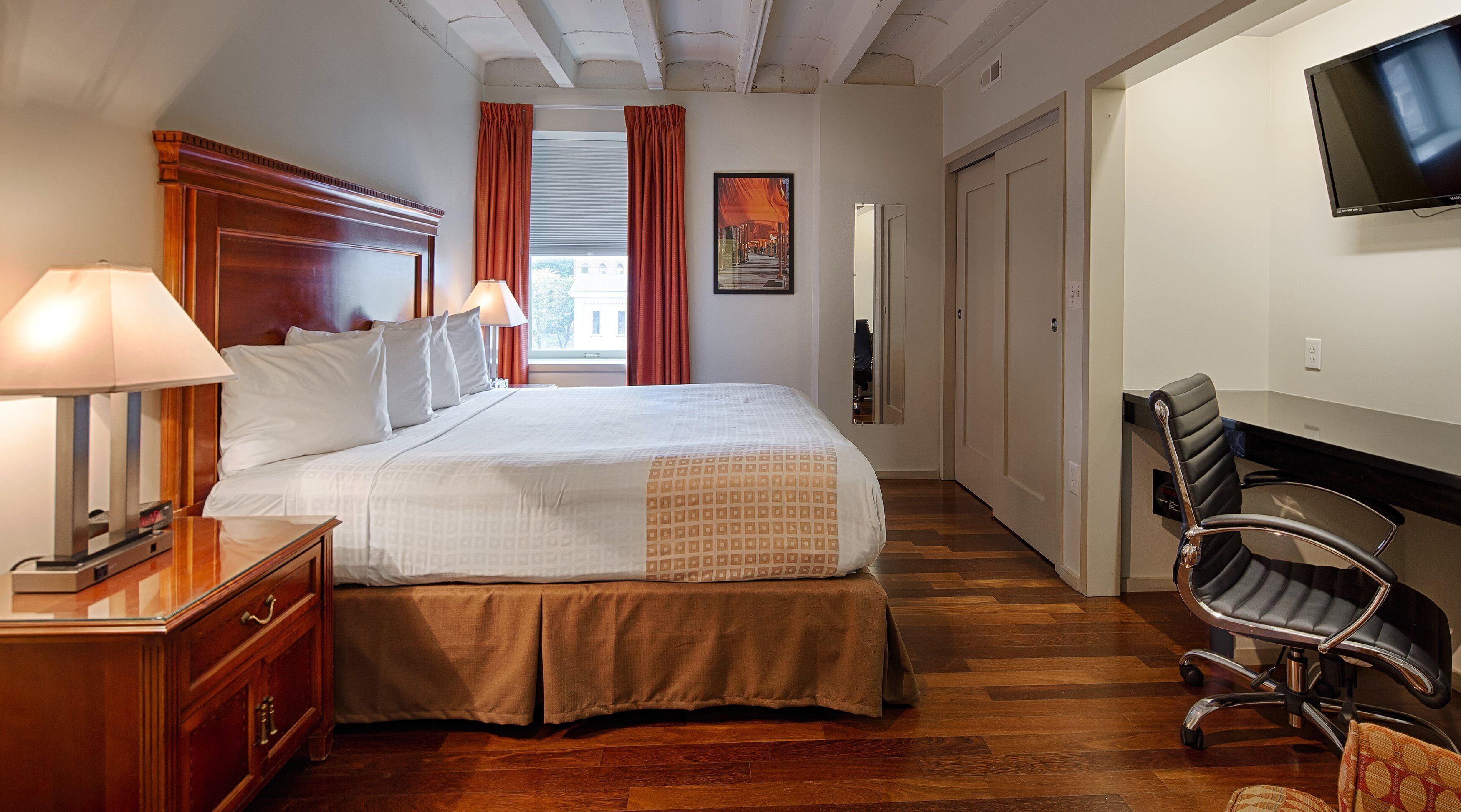 Classic Studio, 1 King Bed, Jetted Tub