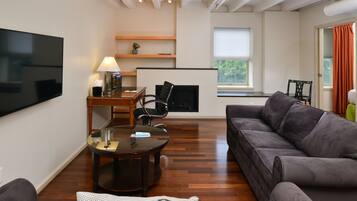 Phòng Suite Tiêu chuẩn | Bộ đồ giường cao cấp, két bảo mật tại phòng