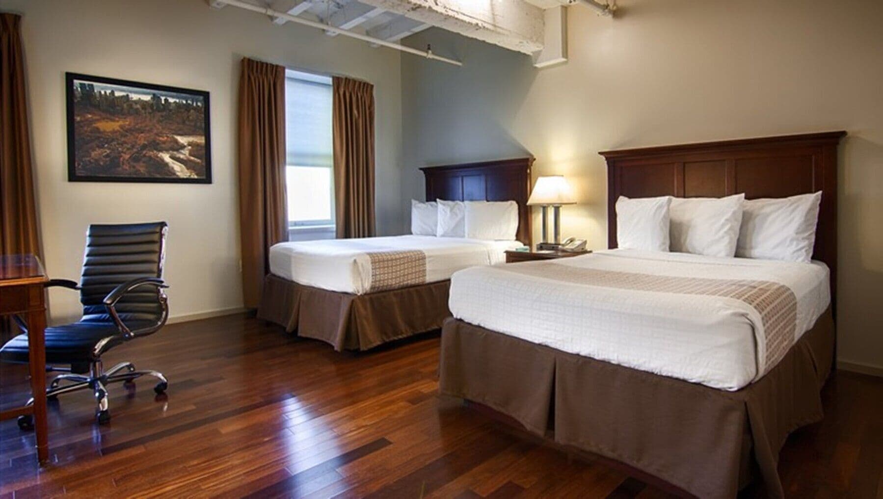 eastonian | 2 bedrooms, premium bedding, in-room safe, iron/ironing board