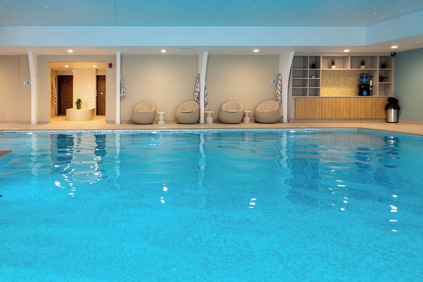 Innenpool, AuĂenpool, geöffnet von 06:00 Uhr bis 21:00 Uhr, LiegestĂŒhle