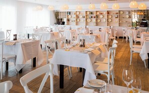 2 restaurants; breakfast, lunch, and dinner served