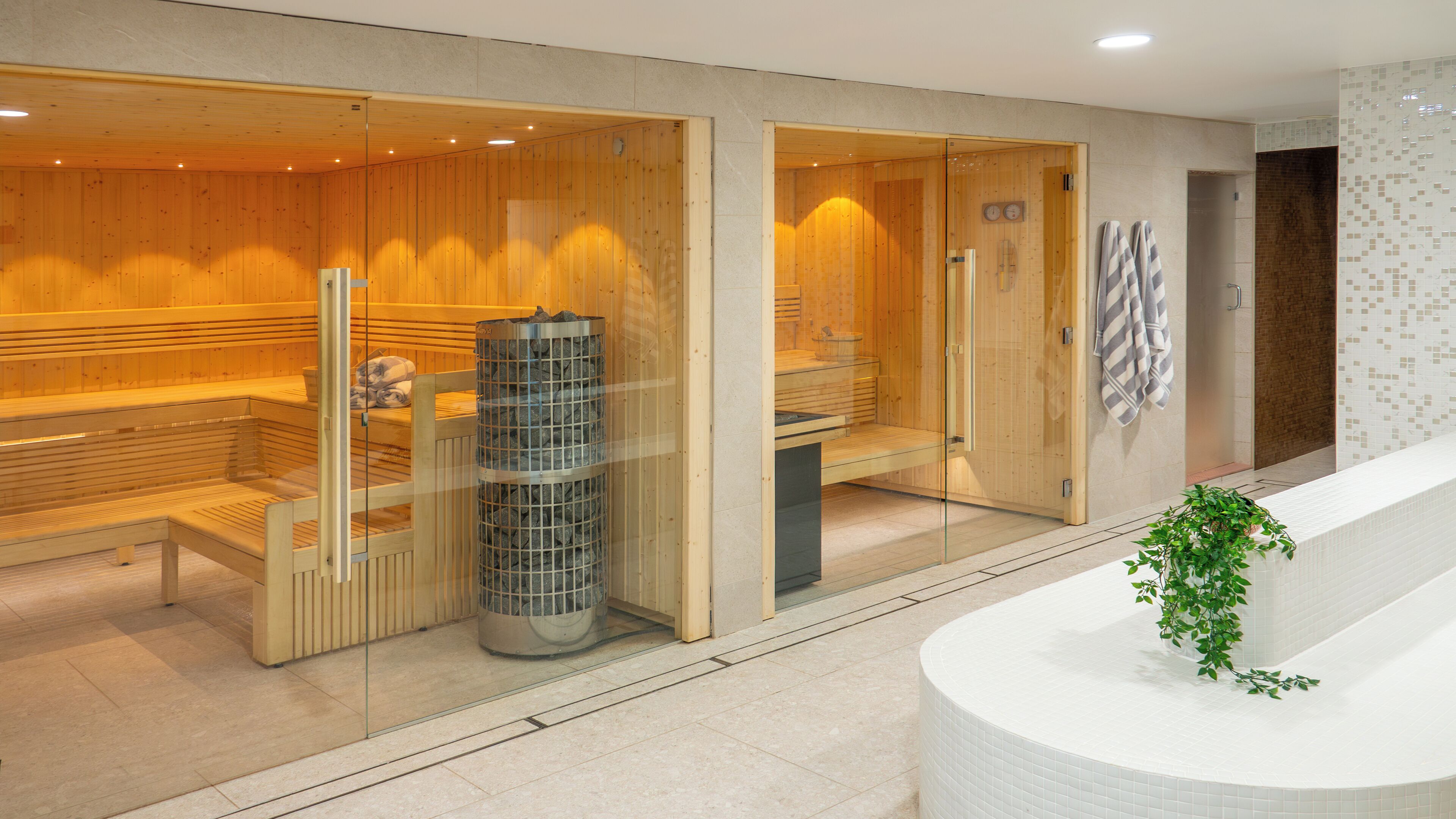 Ein modernes Spa mit Holzsaunen und einer Rezeption mit Pflanze.