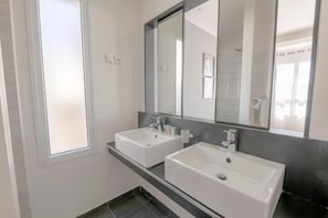 Deep-soaking bathtub, rainfall showerhead, free toiletries, hair dryer