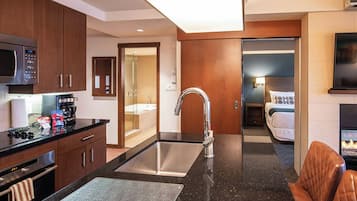 Kamer, 2 slaapkamers | Privékeuken | Een koelkast, een microgolfoven, een oven, een kookplaat