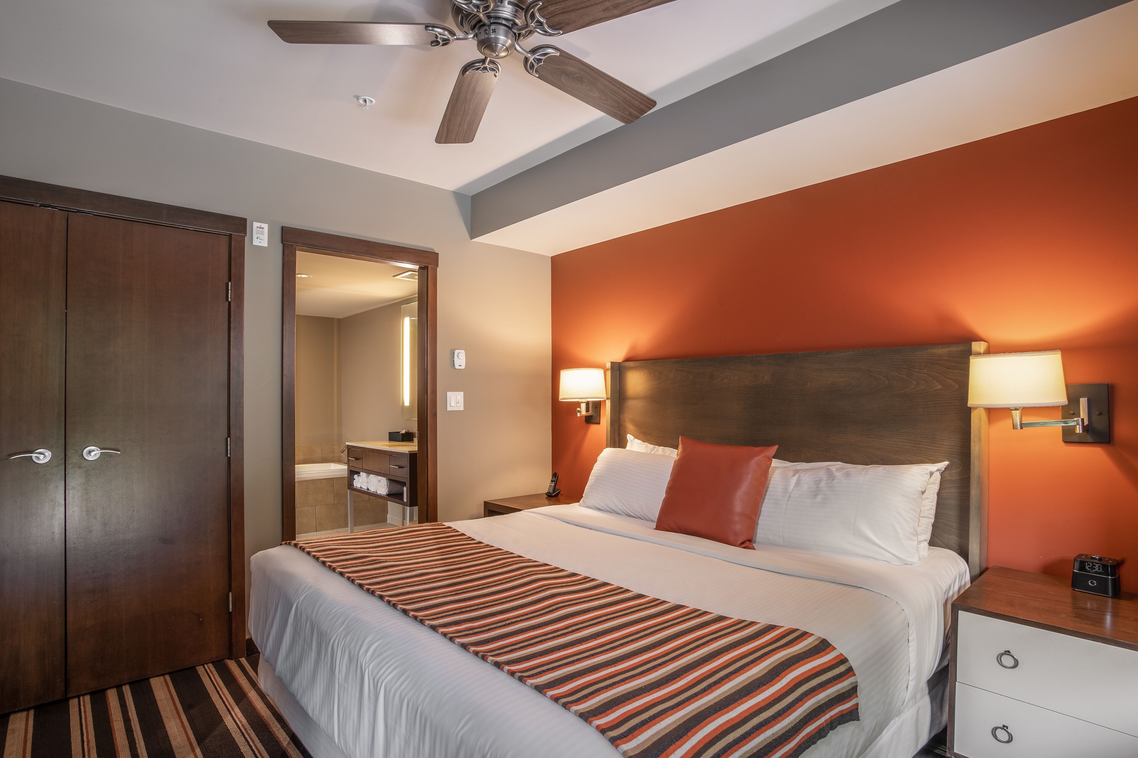 Cortines opaques, planxa i posts de planxar i bressols gratuïts 