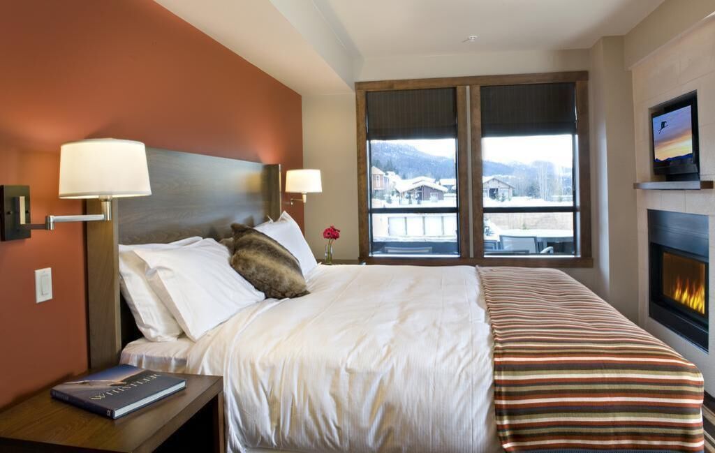 Cortines opaques, planxa i posts de planxar i bressols gratuïts 