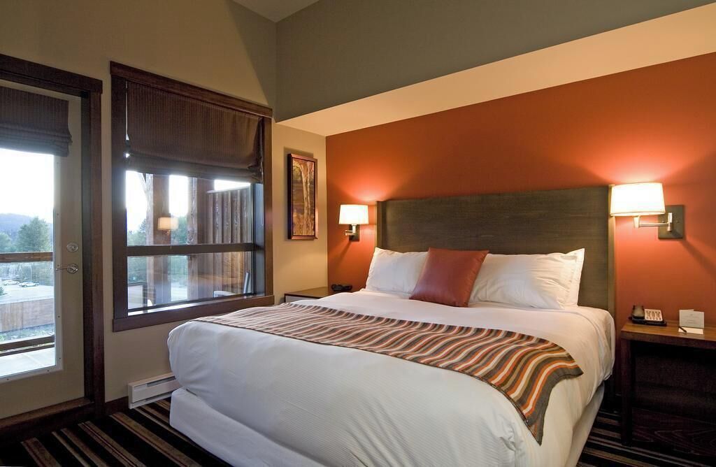 Cortines opaques, planxa i posts de planxar i bressols gratuïts 