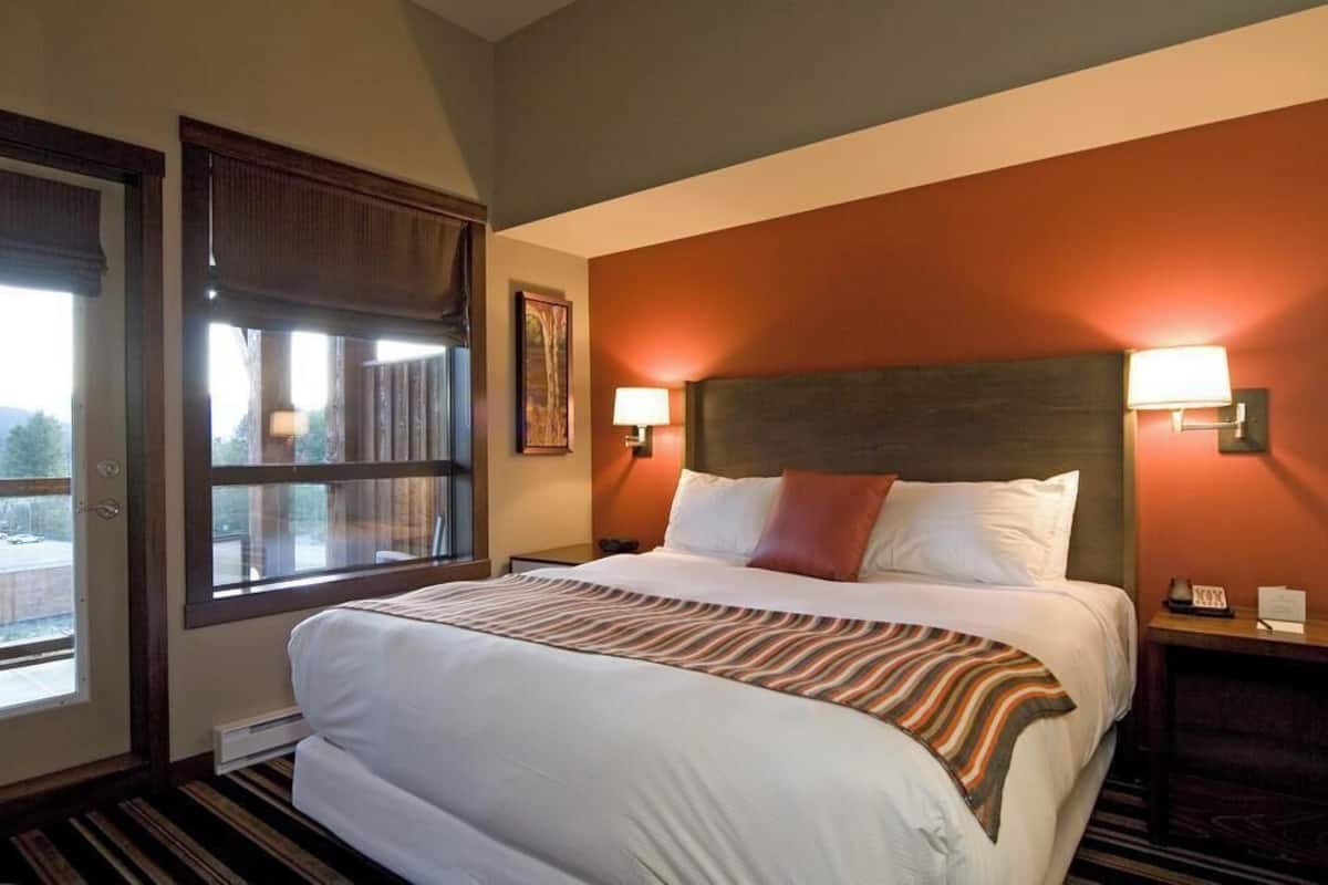 Rideaux occultants, fer et planche à repasser, lits bébé (gratuits)