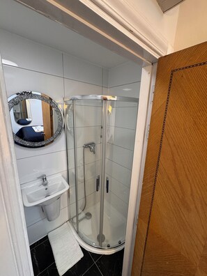 Kamar Double Ekonomi | Kamar mandi | Shower, perlengkapan mandi gratis, pengering rambut, dan handuk