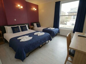 Dreibettzimmer | Bügeleisen/Bügelbrett, WLAN, Bettwäsche