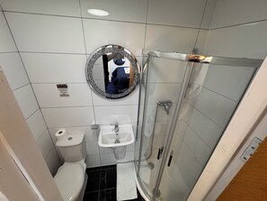 Economy-Doppelzimmer | Badezimmer | Dusche, kostenlose Toilettenartikel, Haartrockner, Handtücher