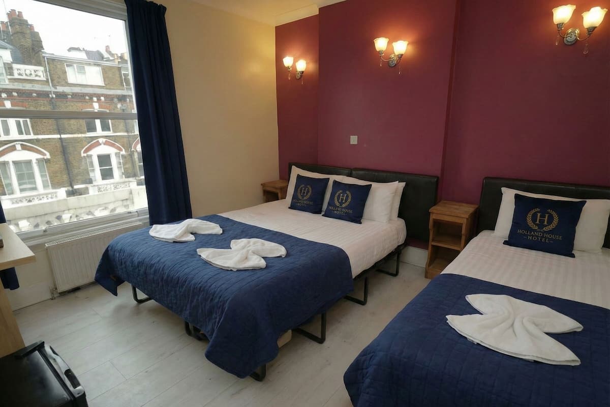 Triple Room | Iron/ironing board, WiFi, bed sheets