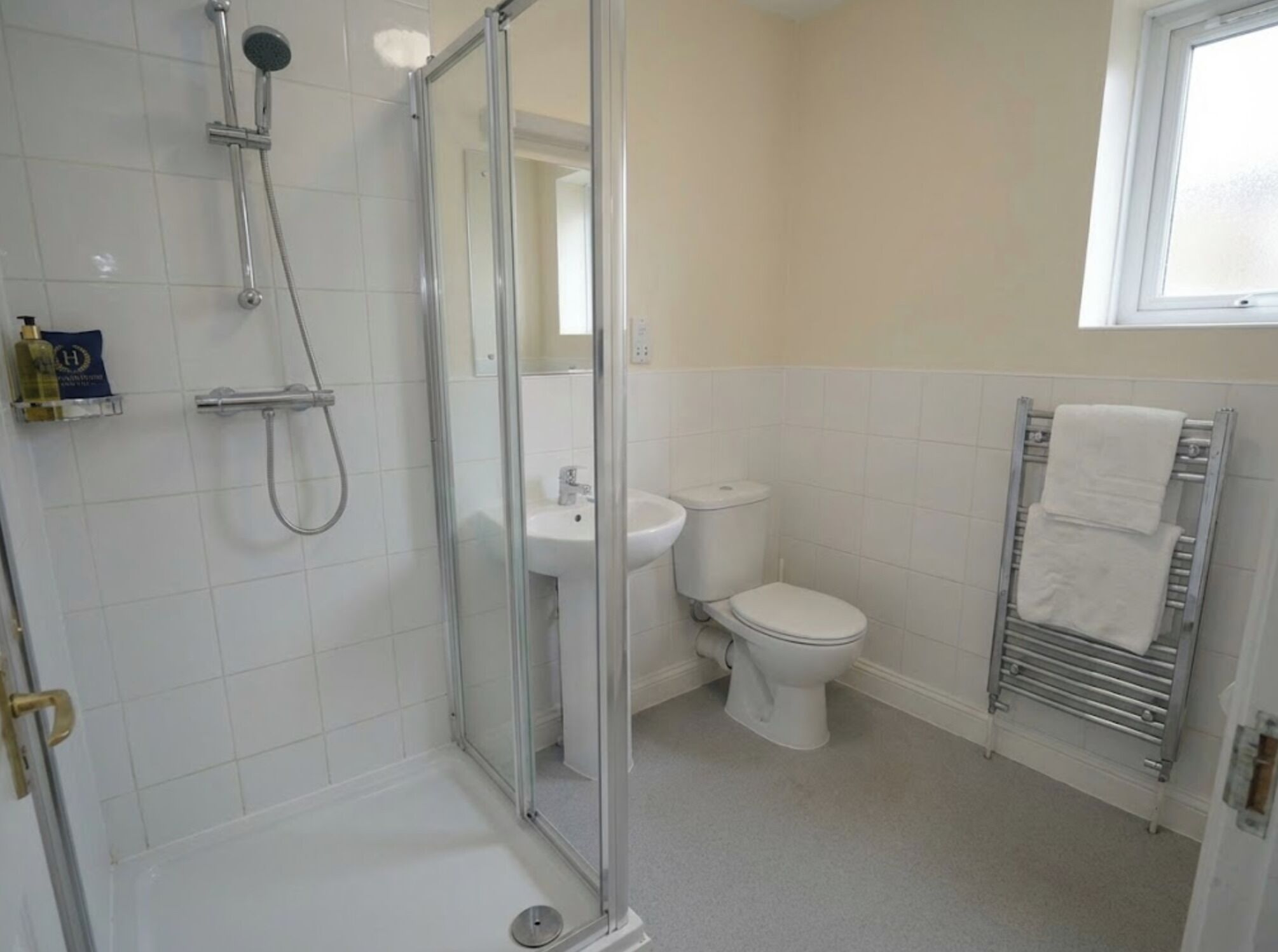 샤워 시설, 무료 세면용품, 헤어드라이어, 타월