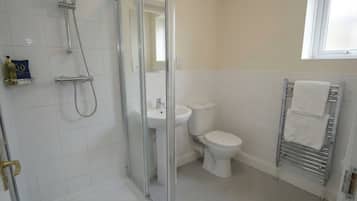 Chuveiro, produtos de toalete grátis, secador de cabelo