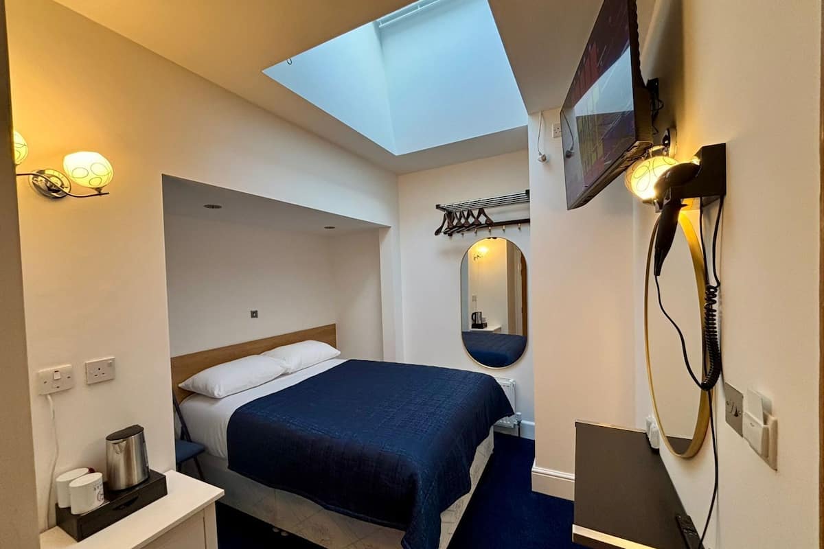 Habitación doble económica | Tabla de planchar con plancha, wifi y ropa de cama 