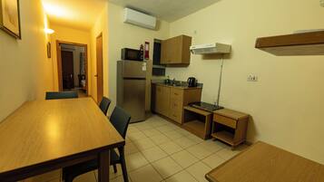 Refrigerador con freezer, microondas, placa de cocina