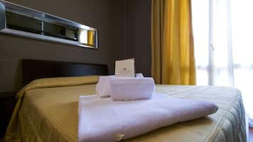 Kahden hengen huone, parveke (Queen) | Tallelokero huoneessa, työpöytÀ