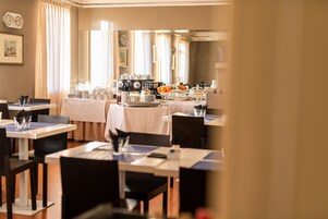 Evrópskur morgunverður daglega (7 EUR á mann)