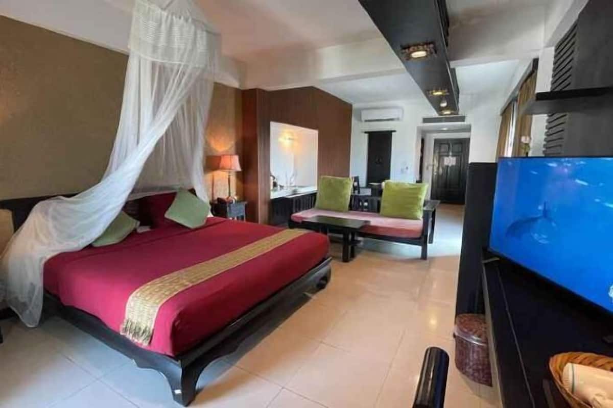 Ropa de cama de alta calidad y caja de seguridad en la habitación