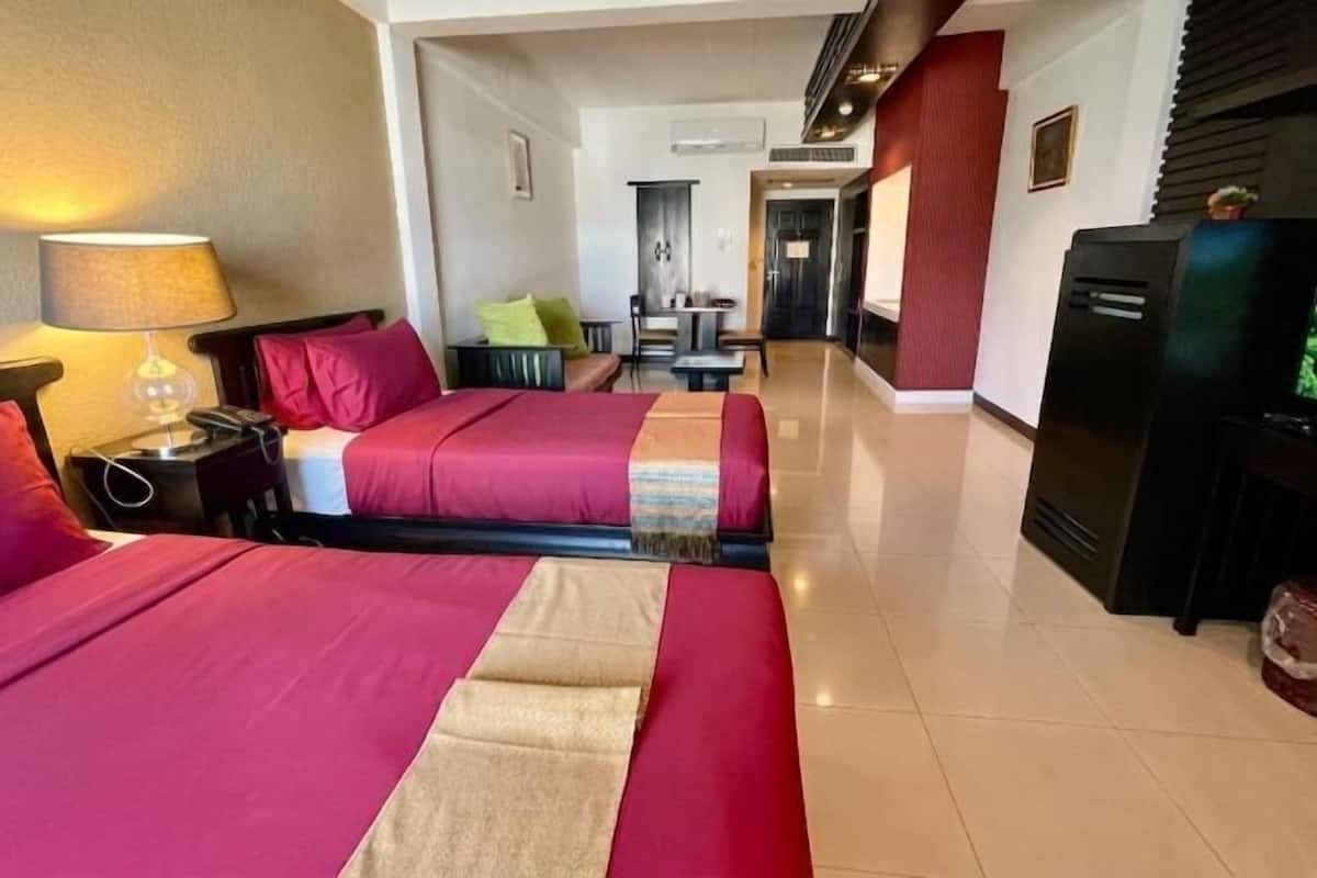 Premium bedding, in-room safe, individually decorated