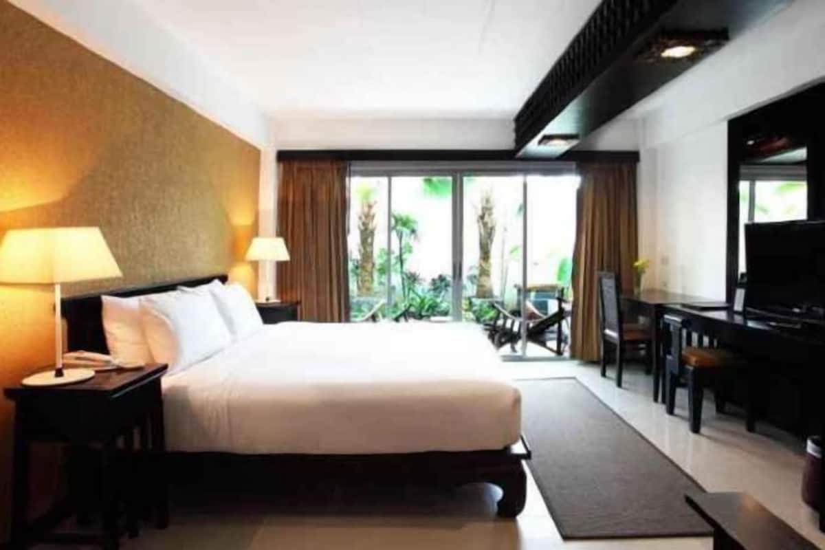 Premium bedding, in-room safe, individually decorated