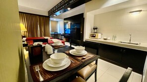 Family Room | 高档床上用品、特色装修、特色家居、办公桌