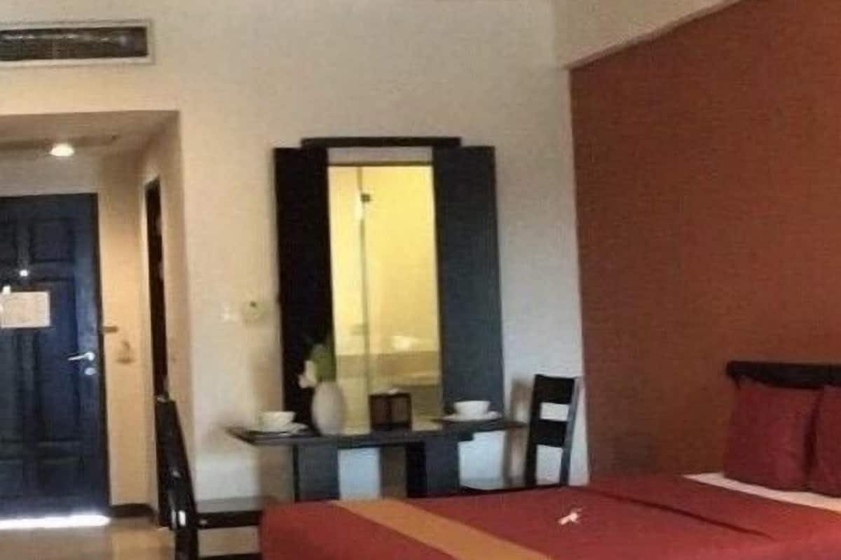 Ropa de cama de alta calidad y caja de seguridad en la habitación