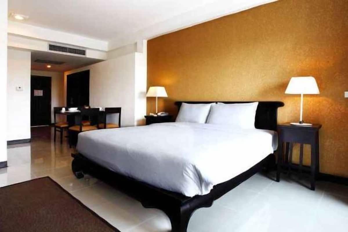Premium bedding, in-room safe, individually decorated