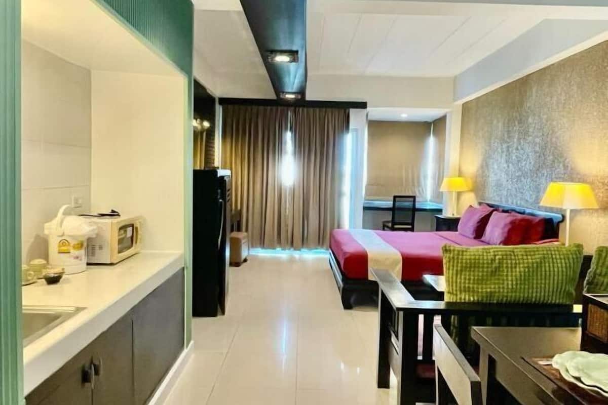 Ropa de cama de alta calidad y caja de seguridad en la habitación