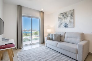 Estudi prèmium, vistes al mar, orientació mar | Sala d'estar | Televisor de pantalla plana de 28 polzades amb canals per cable 