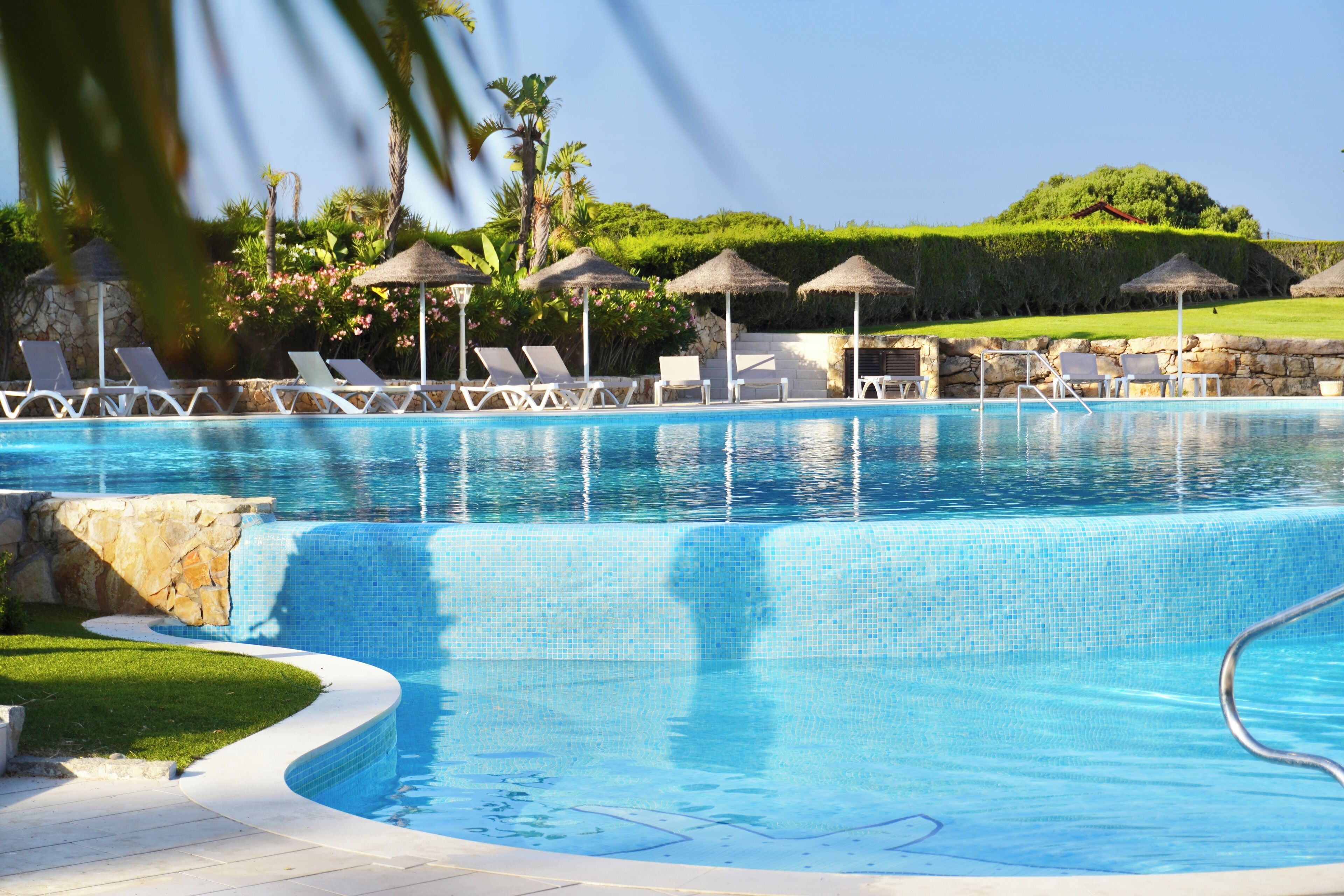 Una piscina cubierta, 2 piscinas al aire libre, sombrillas, tumbonas