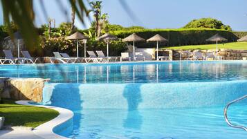 Una piscina cubierta, 2 piscinas al aire libre, sombrillas, tumbonas