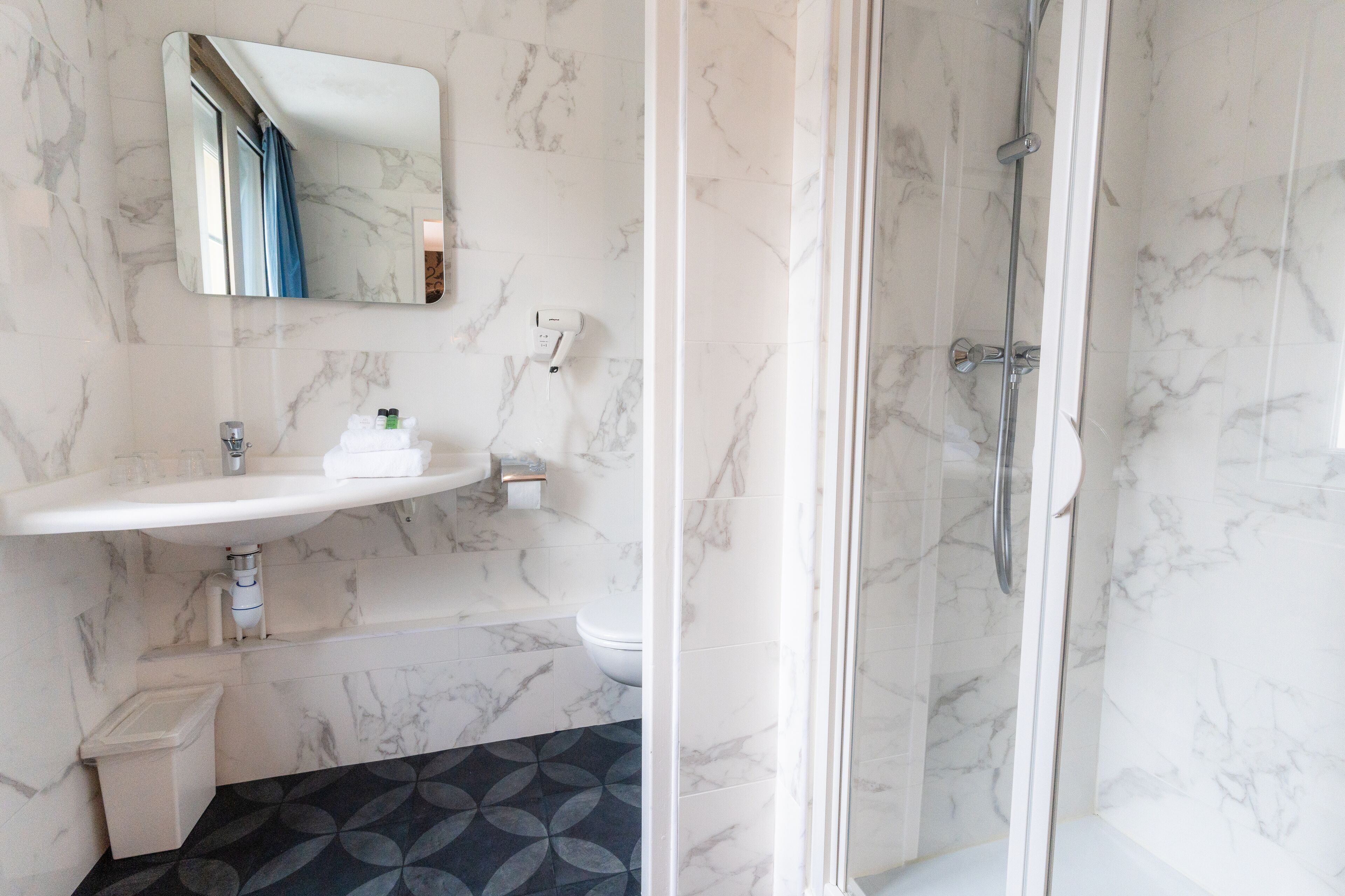 triple room | bathroom | free toiletries, hair dryer, towels