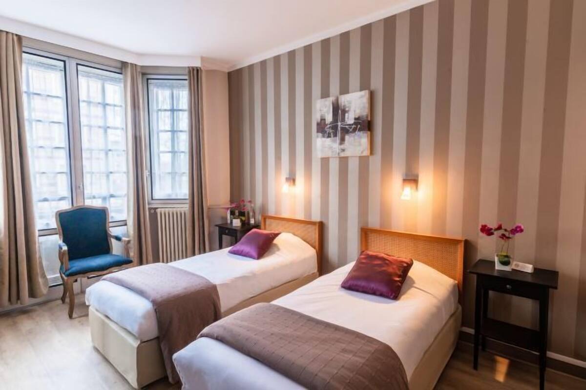 Een kluis op de kamer, een bureau, geluiddichte muren, gratis babybedden