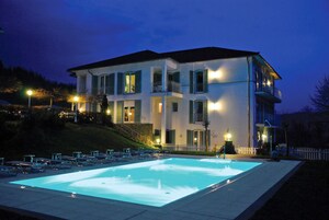 Piscina externa, guarda-sóis, espreguiçadeiras