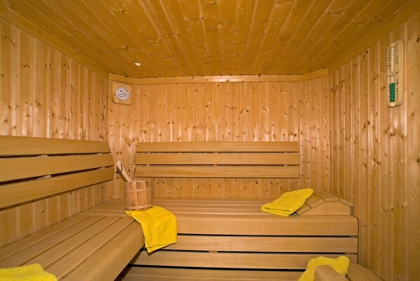 Una sauna de madera con bancos.