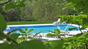 Piscina all'aperto, ombrelloni da piscina, lettini