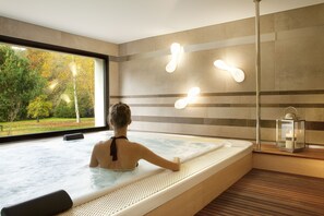 Sauna, hot tub, steam room, Turkish bath/hammam, body treatments