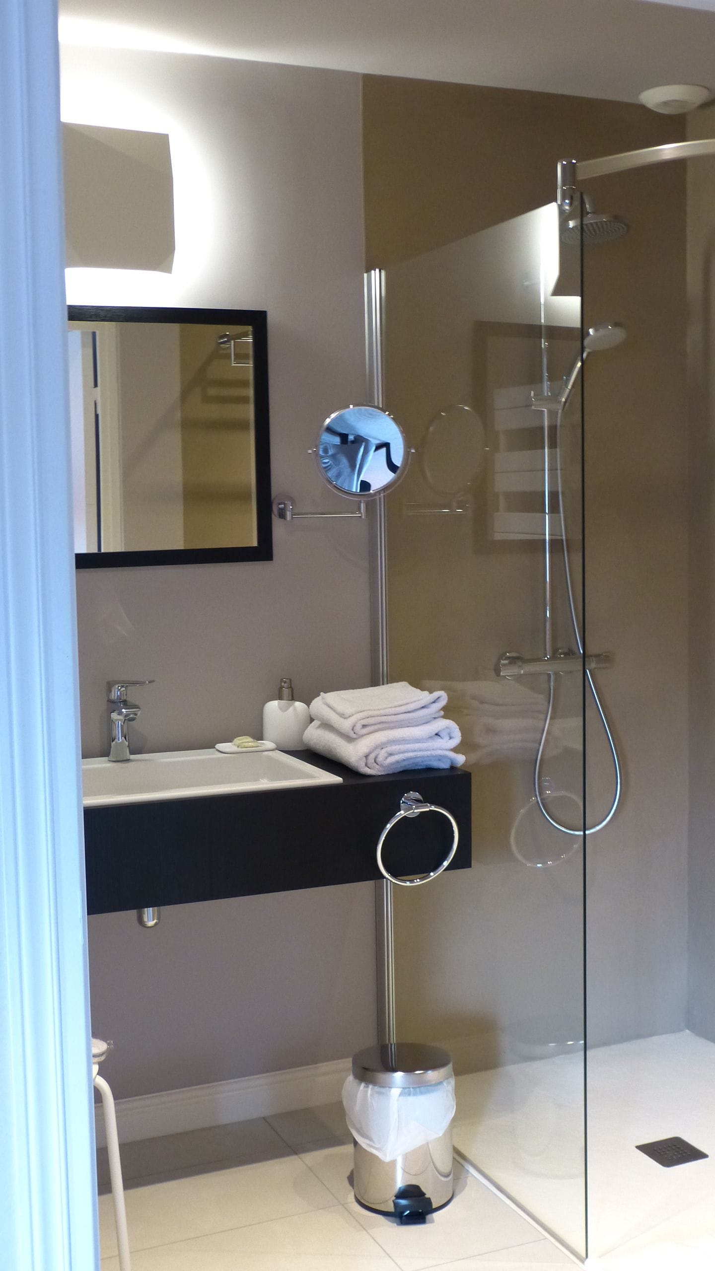 superior double or twin room, 1 double or 2 single beds | bathroom | free toiletries, hair dryer, dressing gowns, slippers