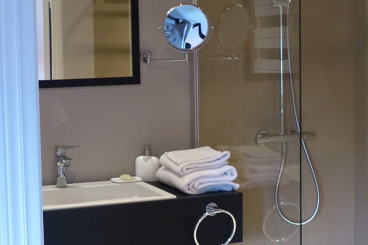 superior double or twin room, 1 double or 2 single beds | bathroom | free toiletries, hair dryer, dressing gowns, slippers