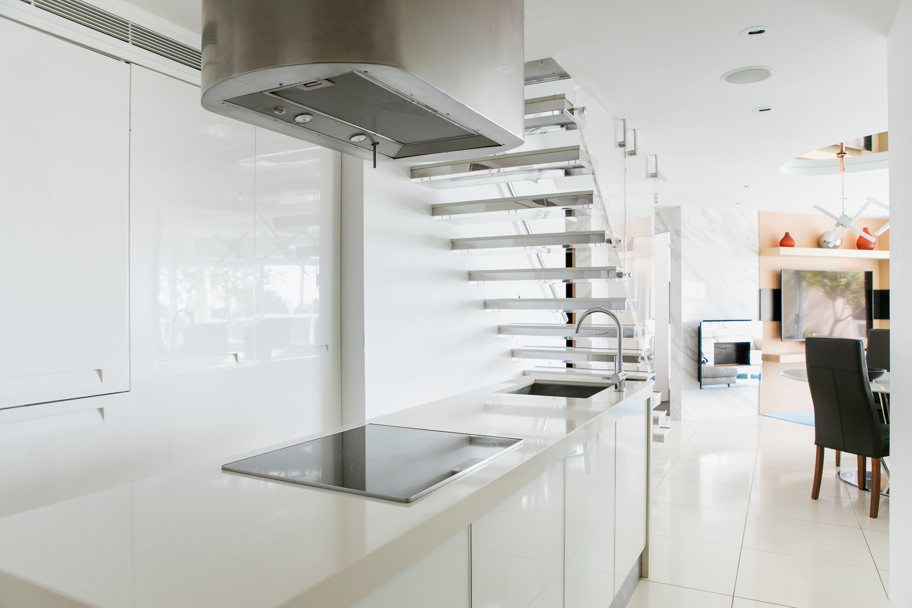 Una cucina moderna con un design elegante, un piano cottura integrato e un'ampia finestra che offre luce naturale.