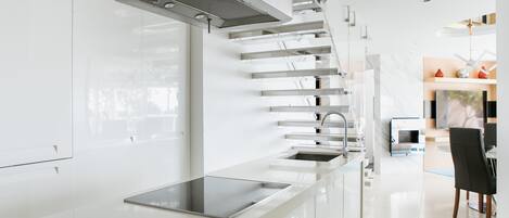 Una cucina moderna con un design elegante, un piano cottura integrato e un'ampia finestra che offre luce naturale.