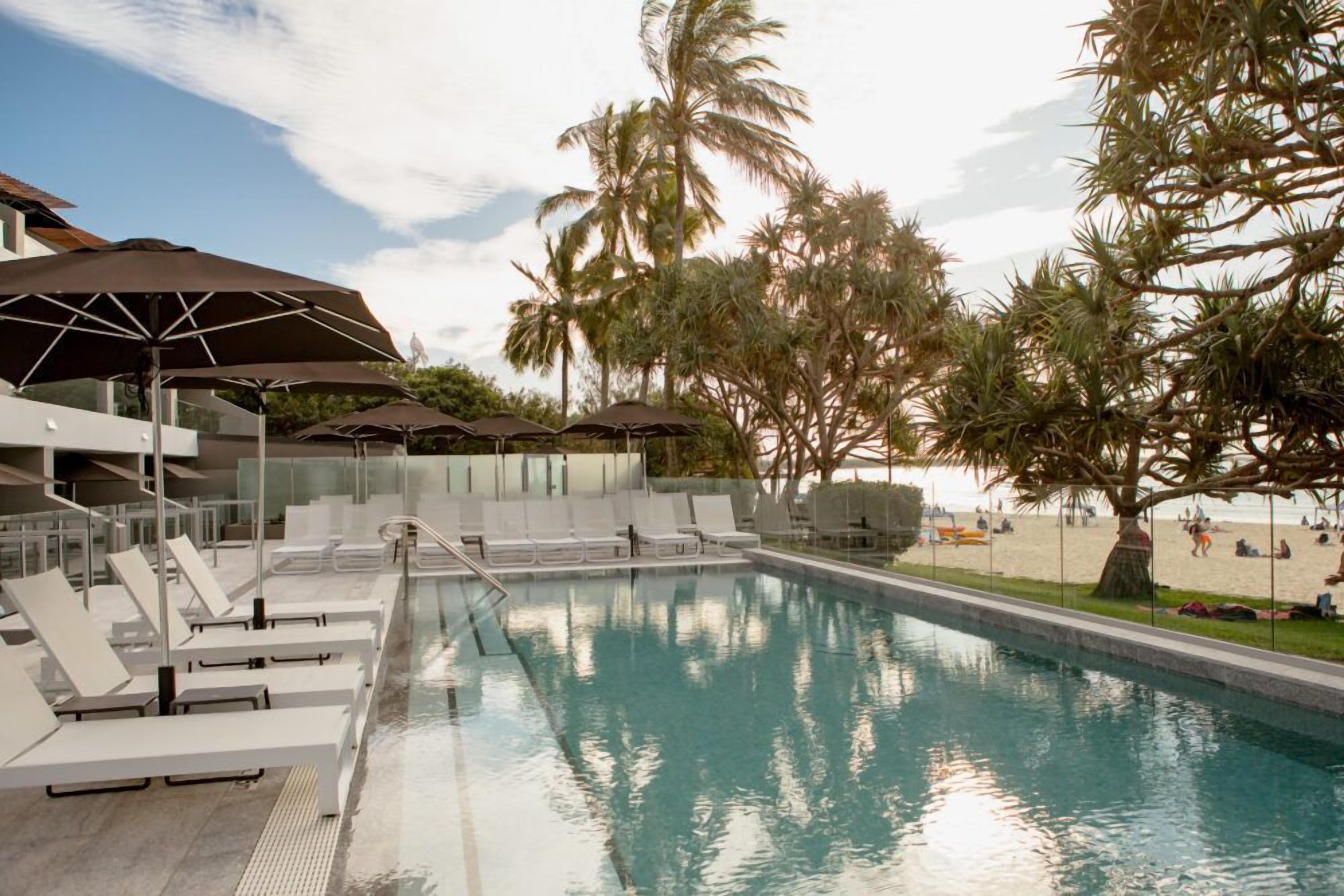Una piscina al aire libre (de 08:00 a 20:00), sombrillas, tumbonas