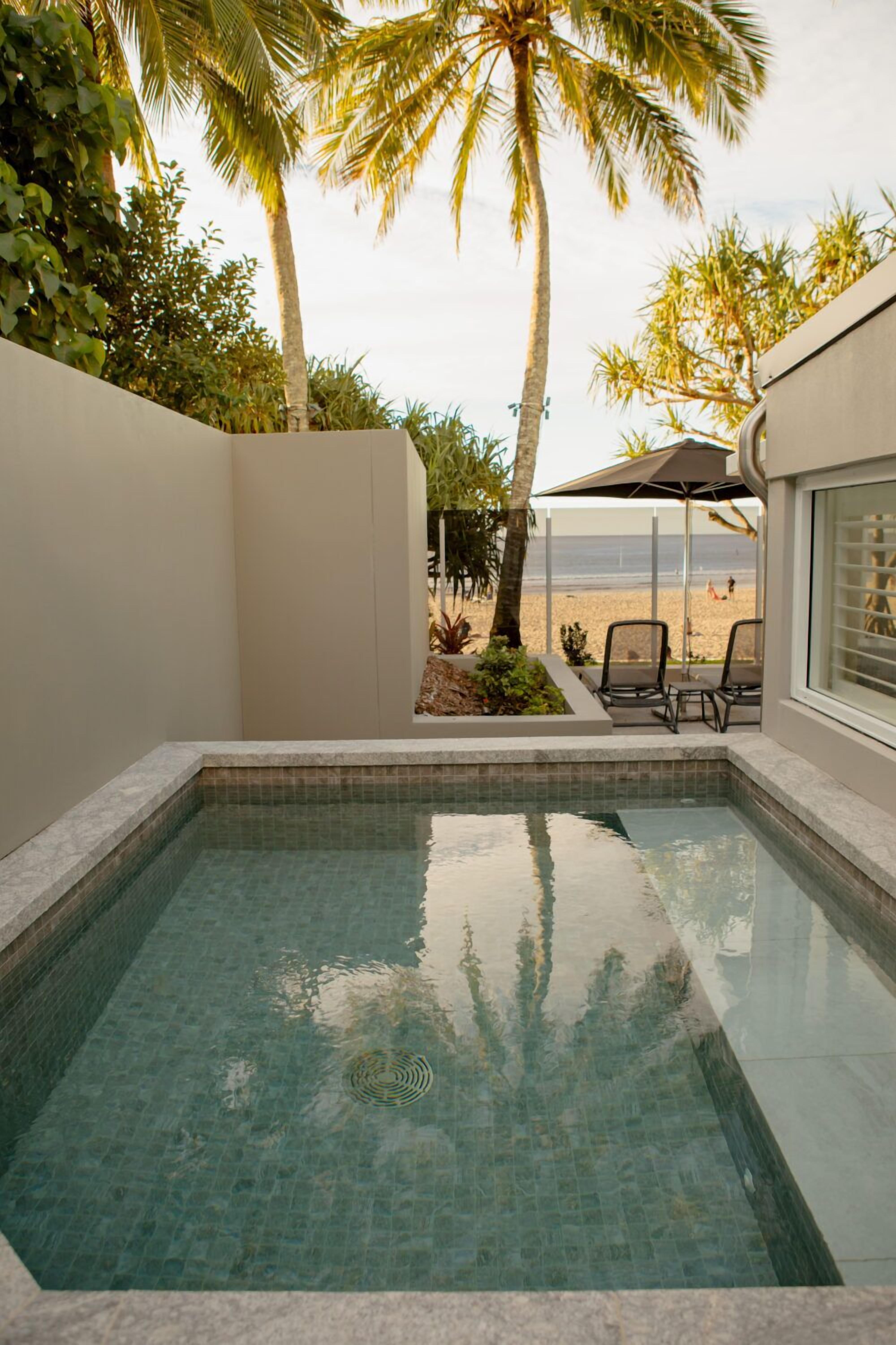 Netanya Noosa Beachfront Resort — image 2