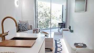 One Bedroom Hastings Rooftop Terrace Apartment | 客廳 | 55 吋電視連有線電視頻道